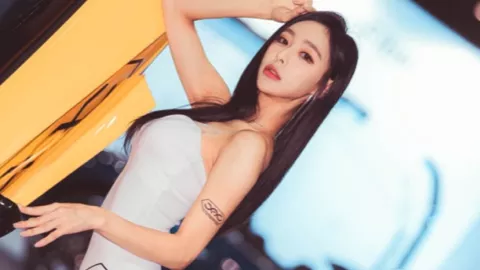 反诈民警蹲地哭